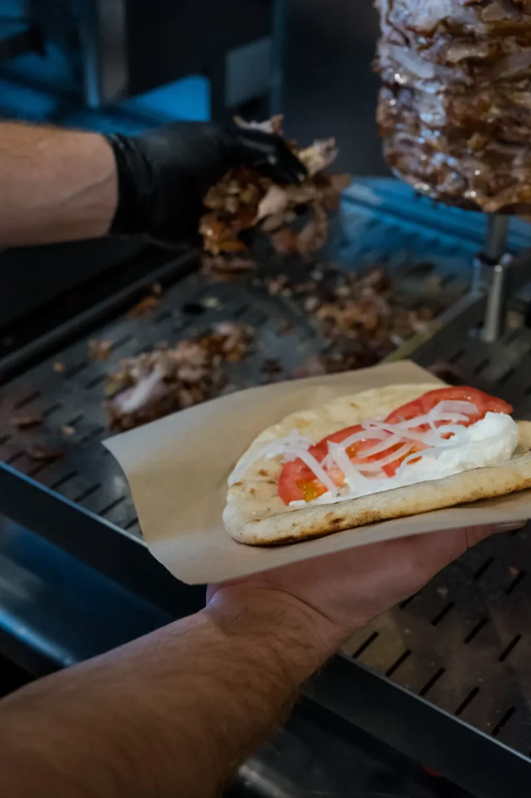 Πίτα με τζατζίκι και ντομάτα περιμένει τον γύρο